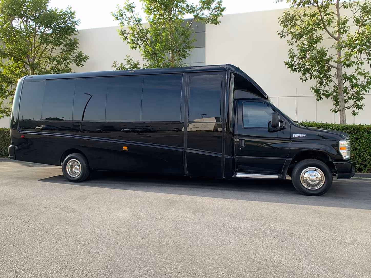 Honolulu Airport Shuttle & Transportation party bus exterior